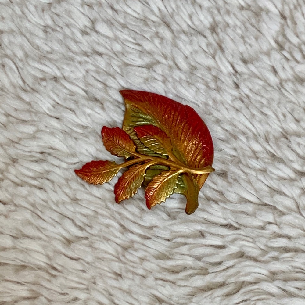 Fall leaf pin K